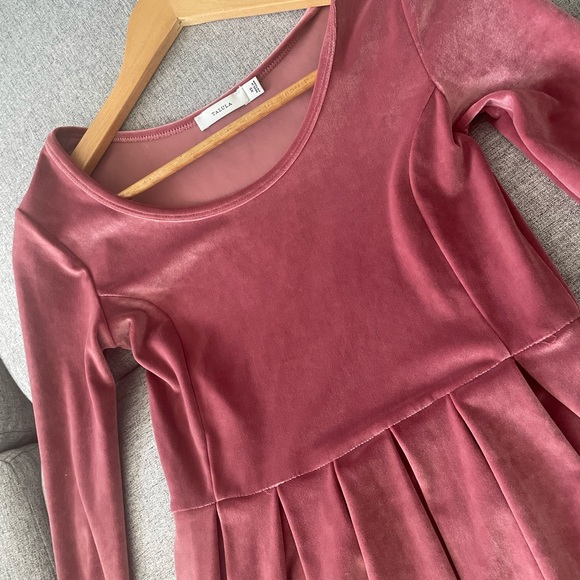 Aritzia (Talula) dress, very great quality and looks new. Not my style anymore. - Picture 2 of 4